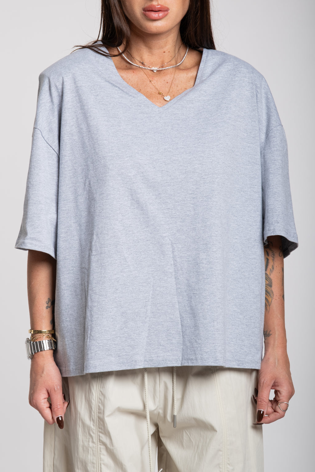 Maglia scollo V grigia